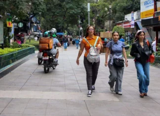Tianguis de mercancía deportiva ilegal opera junto a la SSC en CDMX SSC