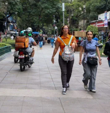 Tianguis de mercancía deportiva ilegal opera junto a la SSC en CDMX SSC