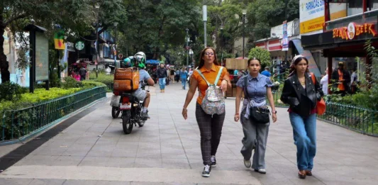 Tianguis de mercancía deportiva ilegal opera junto a la SSC en CDMX SSC