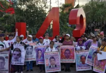 Padres de los 43 normalistas denuncian falta de condiciones para manifestarse durante la inauguración del Mundial 2026 los 43 ayotzinapa