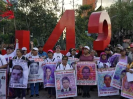 Padres de los 43 normalistas denuncian falta de condiciones para manifestarse durante la inauguración del Mundial 2026 los 43 ayotzinapa