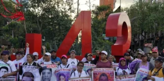 Padres de los 43 normalistas denuncian falta de condiciones para manifestarse durante la inauguración del Mundial 2026 los 43 ayotzinapa