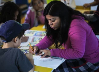 México enfrenta una crisis docente: en 10 años no habrá suficientes maestros maestros en mexico