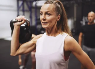 El síntoma silencioso después de los 40 que puede debilitar tus músculos sin que lo notes mujeres de 40 años fuerza muscular