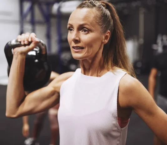 El síntoma silencioso después de los 40 que puede debilitar tus músculos sin que lo notes mujeres de 40 años fuerza muscular