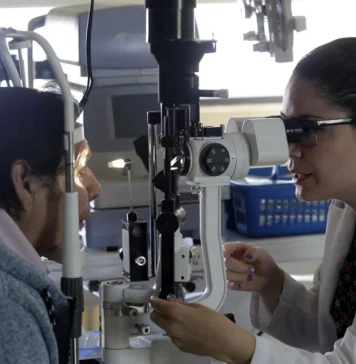 IMSS salva el ojo de paciente con cáncer ocular gracias a tecnología de alta precisión imss