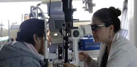 IMSS salva el ojo de paciente con cáncer ocular gracias a tecnología de alta precisión imss