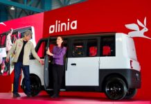 Sheinbaum conduce y presenta el primer vehículo eléctrico desarrollado en México