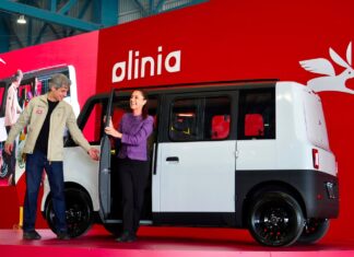 Sheinbaum conduce y presenta el primer vehículo eléctrico desarrollado en México