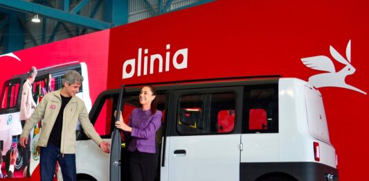 Sheinbaum conduce y presenta el primer vehículo eléctrico desarrollado en México
