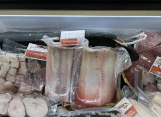 Estudio revela que químicos del plástico pueden transferirse al pescado congelado pescado congelado