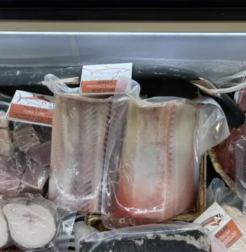 Estudio revela que químicos del plástico pueden transferirse al pescado congelado pescado congelado