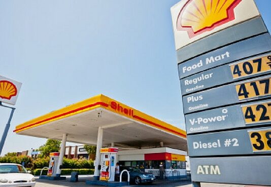Trump ordena investigar a petroleras por altos precios de la gasolina en EU Trump