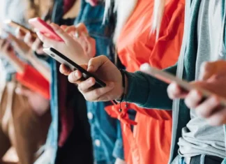 México alcanza récord digital: acceso a internet se duplica en una década uso de celulares adultos