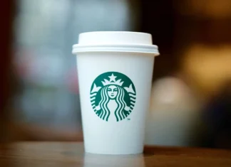 Vasos de café para llevar podrían liberar microplásticos con bebidas calientes vasos