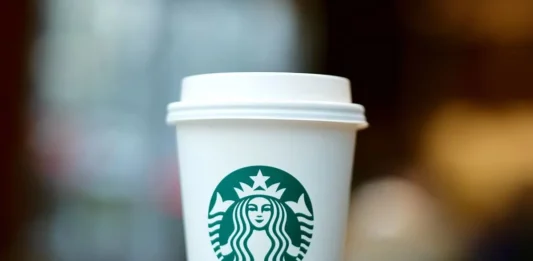 Vasos de café para llevar podrían liberar microplásticos con bebidas calientes vasos