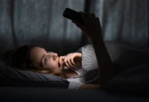 Revisar el celular antes de dormir puede afectar el sueño, la memoria y el cerebro ver celular antes de dormir