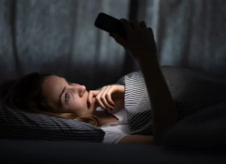Revisar el celular antes de dormir puede afectar el sueño, la memoria y el cerebro ver celular antes de dormir