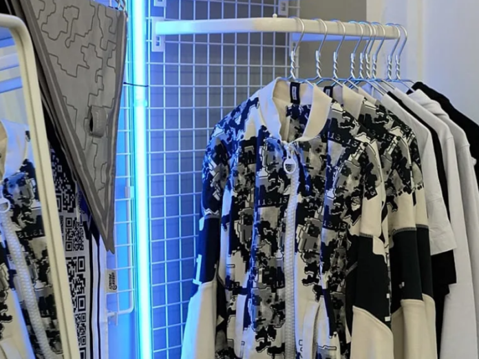 La moda contra la IA: la prenda diseñada para confundir a las cámaras inteligentes