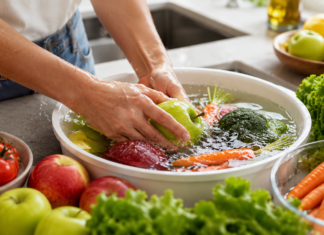 IMSS revela cuál es el líquido ideal para lavar frutas y verduras y eliminar bacterias