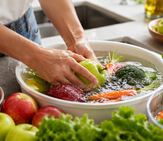 IMSS revela cuál es el líquido ideal para lavar frutas y verduras y eliminar bacterias