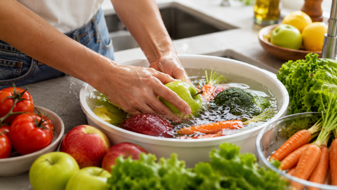 IMSS revela cuál es el líquido ideal para lavar frutas y verduras y eliminar bacterias