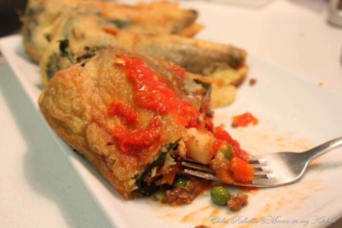 Cómo preparar unos deliciosos chiles rellenos de carne molida paso a paso