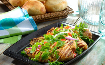 Pechuga a la parrilla con ensalada de arúgula Pechuga a la parrilla con ensalada de arúgula