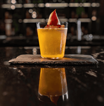 Poached Pear une whisky escocés y coctelería latinoamericana Poached Pear