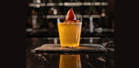 Poached Pear une whisky escocés y coctelería latinoamericana Poached Pear