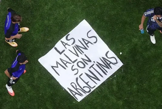 Reino Unido exige a FIFA investigar a Argentina por pancarta sobre las Malvinas argentina malvinas