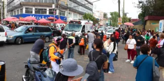 Doble fila y ambulantaje bloquean accesos a hospitales de la CDMX Doble fila