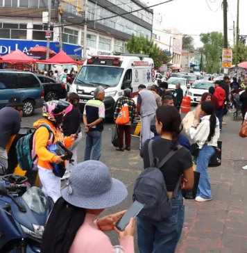 Doble fila y ambulantaje bloquean accesos a hospitales de la CDMX Doble fila