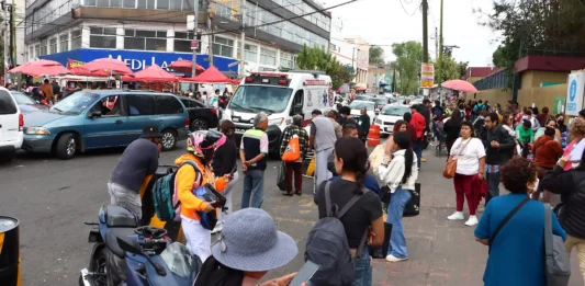 Doble fila y ambulantaje bloquean accesos a hospitales de la CDMX Doble fila
