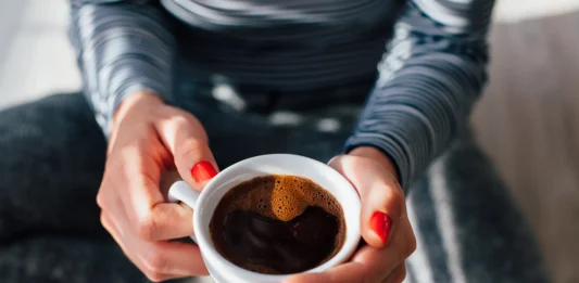 Café y salud cardiovascular: hasta cinco tazas al día serían seguras para la mayoría de los adultos beber cafe