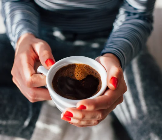 Siesta con cafeína: cómo funciona y qué beneficios respalda la ciencia cafeina