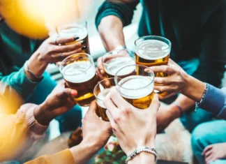 Alcohol premezclado gana terreno entre estudiantes de bachillerato en México consumo alcohol preparatorio jovenes