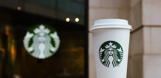 Starbucks transforma vasos y operaciones: estas son sus metas ambientales rumbo a 2030 Starbucks