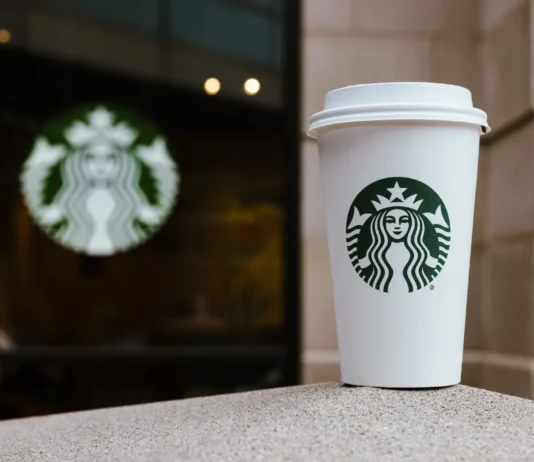 Starbucks transforma vasos y operaciones: estas son sus metas ambientales rumbo a 2030 Starbucks