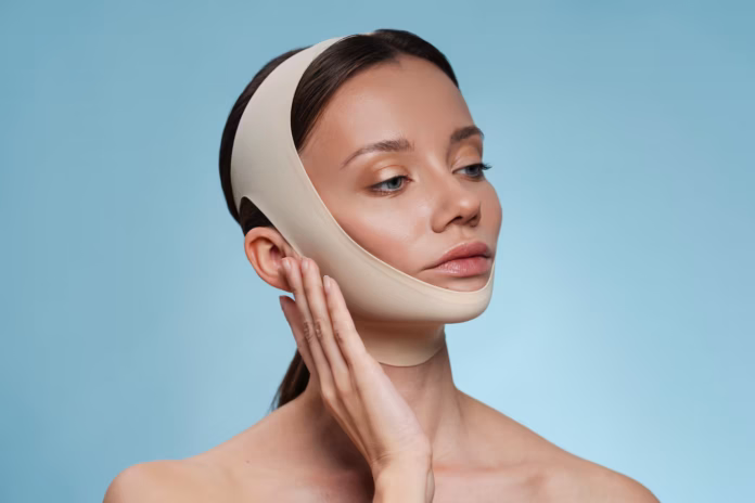 ¿Dormir con una faja facial realmente funciona? Esto dicen los expertos sobre la tendencia viral de TikTok ¿Dormir con una faja facial realmente funciona? Esto dicen los expertos sobre la tendencia viral de TikTok