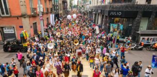 Catrinas Regionales llenan de color el Zócalo junto a más de 300 músicos de la Banda Monumental Oaxaqueña Catrinas Regionales