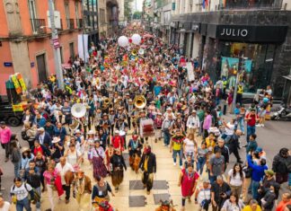 Catrinas Regionales llenan de color el Zócalo junto a más de 300 músicos de la Banda Monumental Oaxaqueña Catrinas Regionales
