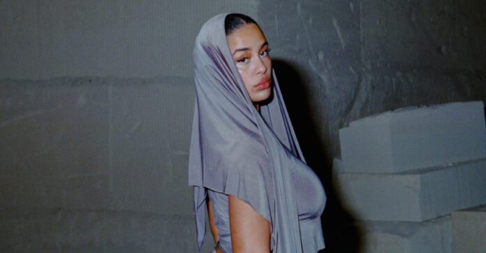 Jorja Smith lleva a la CDMX a su nueva etapa musical con “I Lied, You Lied”