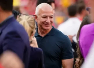 Jeff Bezos estaría cerca de convertirse en accionista del Liverpool con una inversión millonaria Jeff Bezos estaría cerca de convertirse en accionista del Liverpool con una inversión millonaria