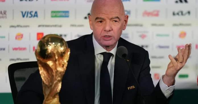 Kevin Lamour deja la FIFA tras criticar el plan de Gianni Infantino para comercializar los derechos del Mundial Kevin Lamour deja la FIFA tras criticar el plan de Gianni Infantino para comercializar los derechos del Mundial