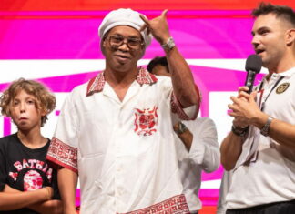 Ronaldinho regresa al futbol profesional con el Ravenna de Italia Ronaldinho regresa al futbol profesional con el Ravenna de Italia