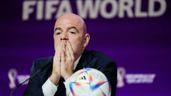 UEFA prepara denuncia penal contra Infantino por el fallido plan para comercializar el Mundial UEFA prepara denuncia penal contra Infantino por el fallido plan para comercializar el Mundial