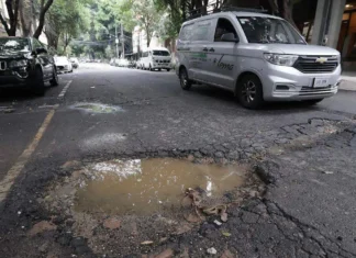 Baches encabezan los problemas urbanos en México: 83.4% de los ciudadanos los señala como prioridad baches