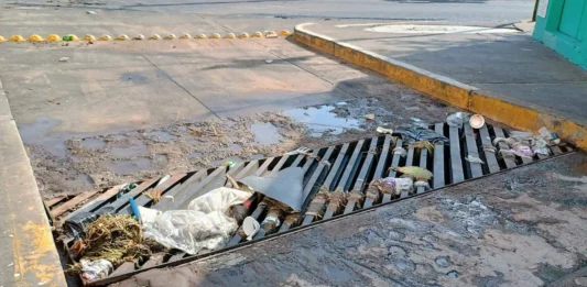 Protección Civil pide limpiar coladeras ante lluvias intensas y riesgo de inundaciones en México coladeras