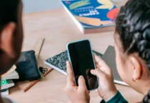 México prepara regulación del uso de celulares en escuelas: docentes serán consultados el 24 y 25 de agosto celulares